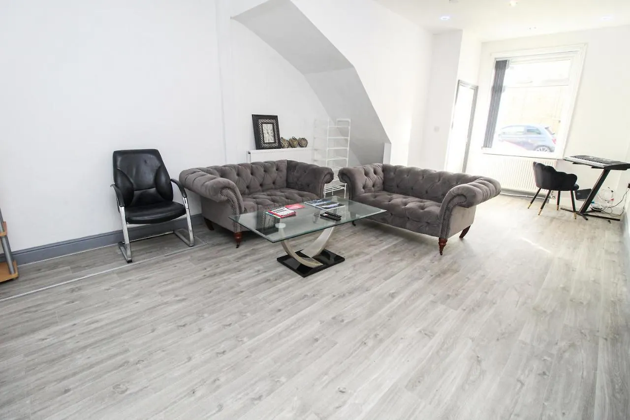 Remarkable 4-Bed House In Bradford 0*, Bradford (West Yorkshire)