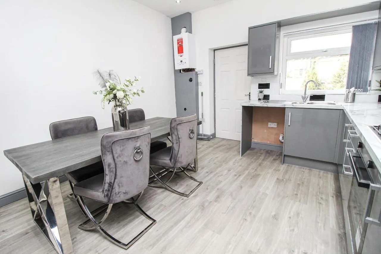 Holiday home Remarkable 4-Bed House In Bradford