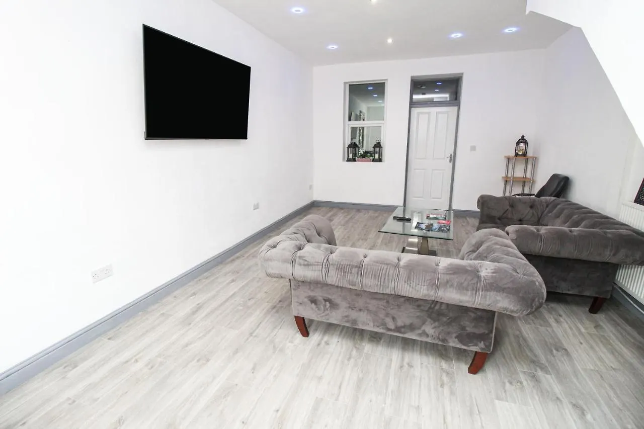 Remarkable 4-Bed House In Bradford