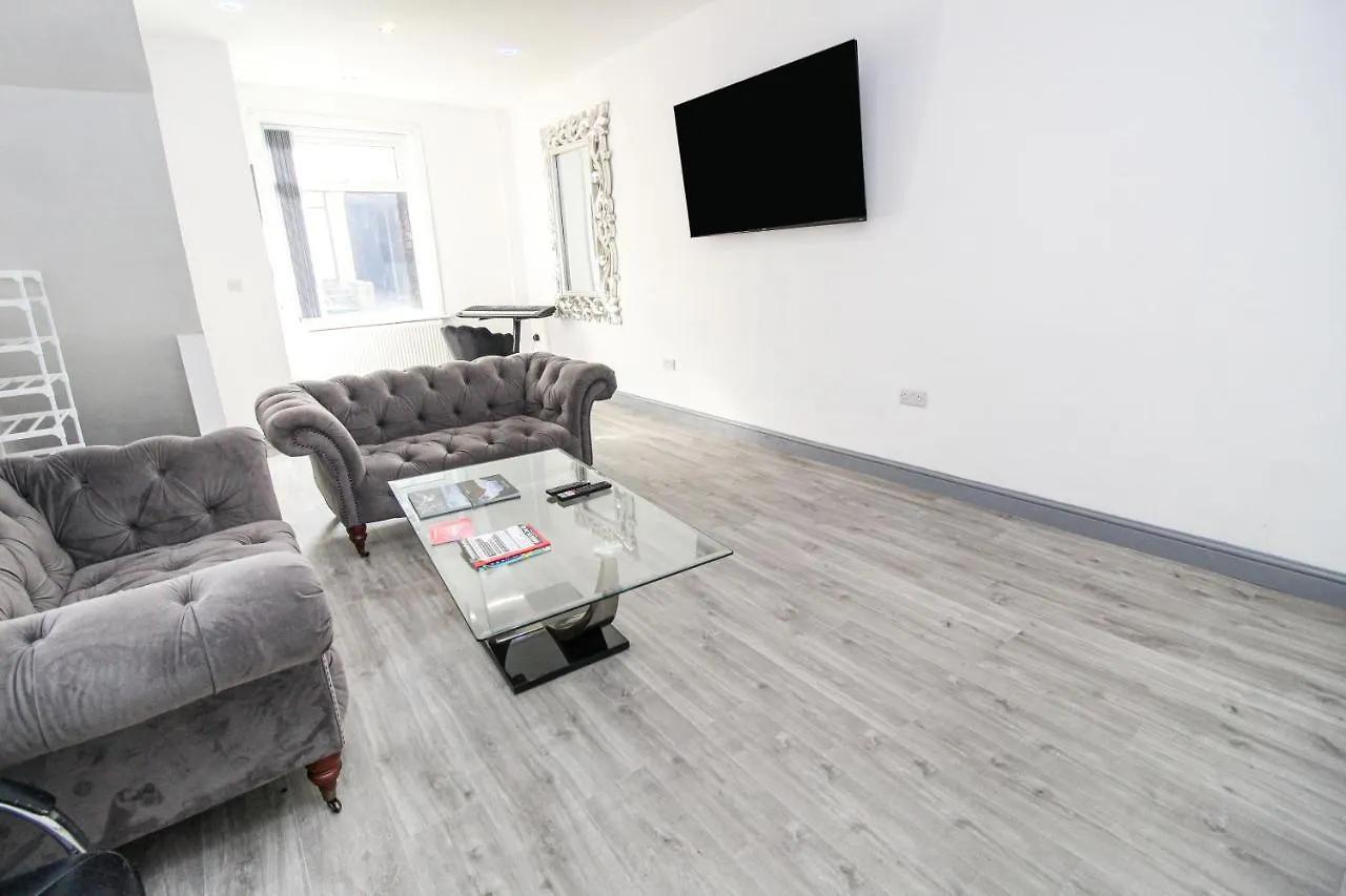 Remarkable 4-Bed House In Bradford Bradford (West Yorkshire)