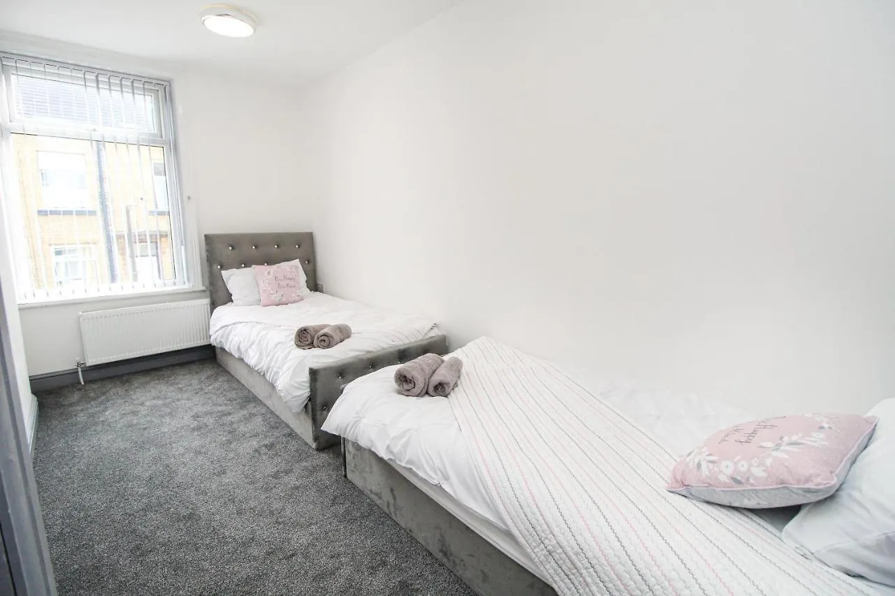 Holiday home Remarkable 4-Bed House In Bradford