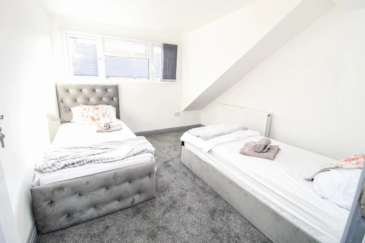 Holiday home Remarkable 4-Bed House In Bradford
