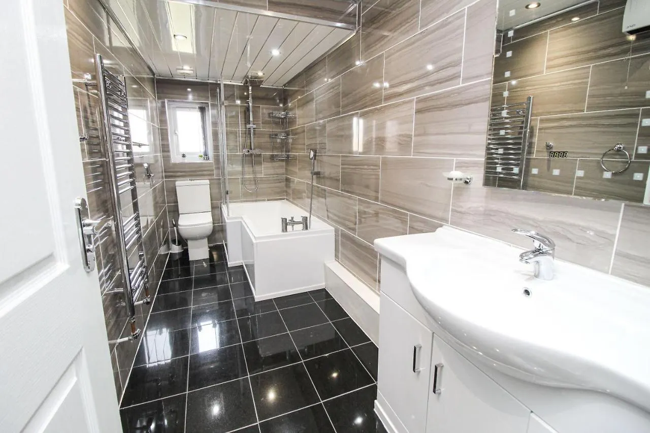 Remarkable 4-Bed House In Bradford Bradford (West Yorkshire)