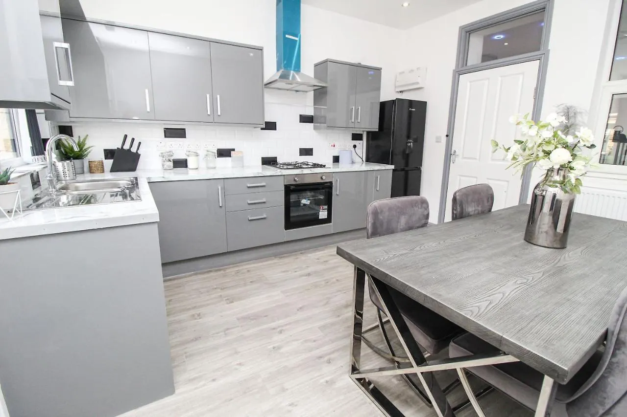 Remarkable 4-Bed House In Bradford 0*, Bradford (West Yorkshire)