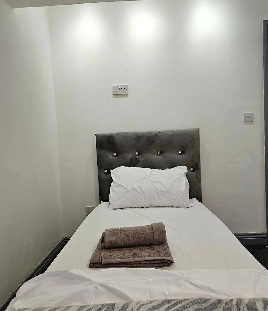 Remarkable 4-Bed House In Bradford 0*, Bradford (West Yorkshire) United Kingdom