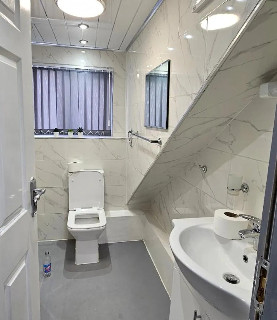 Holiday home Remarkable 4-Bed House In Bradford