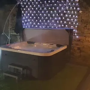 Holiday home Honeybee Cottage, With A Log Fire & A Hot Tub., Bradford (West Yorkshire)